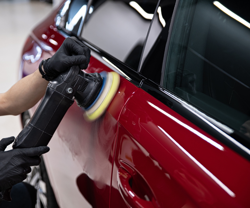 車の底を修理している様子