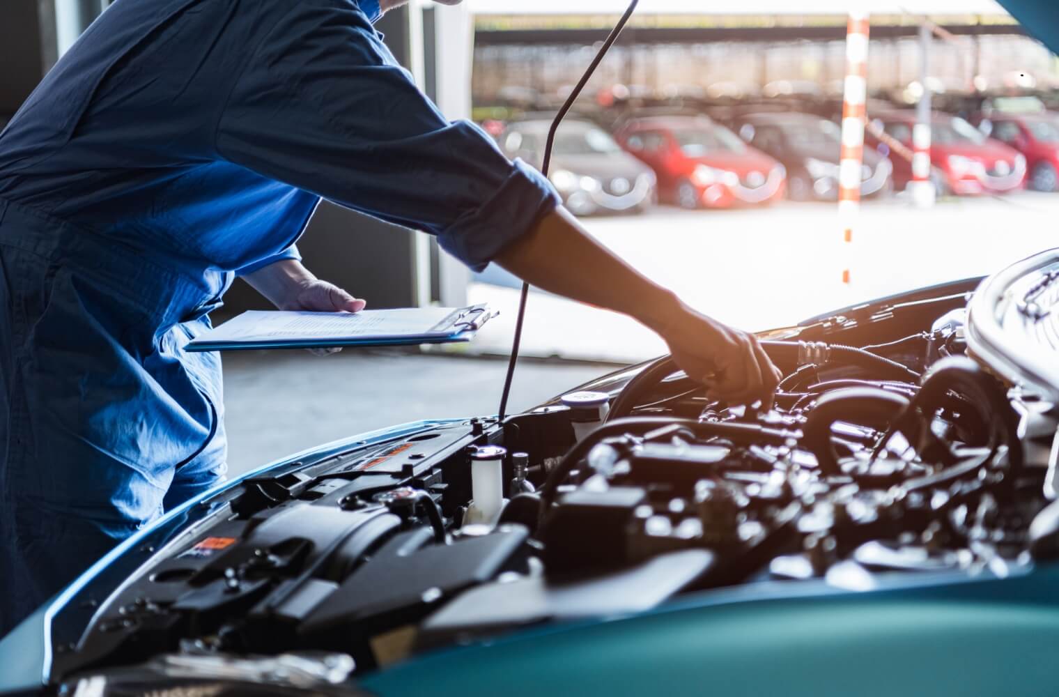 ボンネットを開けて修理している様子